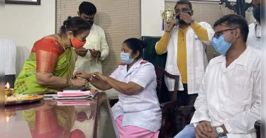 Mumbai Mayor Ties Rakhi to Covid Warriors at the Hospital