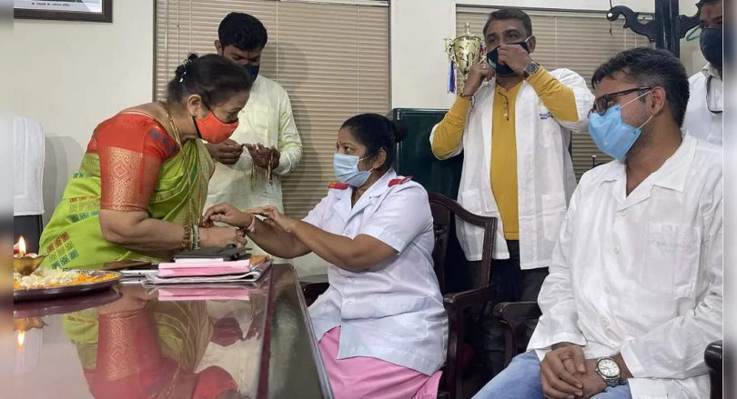 Mumbai Mayor Ties Rakhi to Covid Warriors at the Hospital