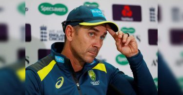 Khawaja supports Australian coach Langer through Abu