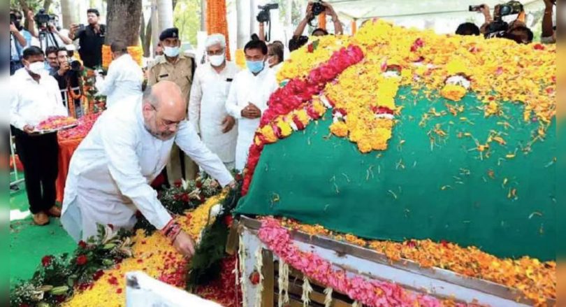 Former CM Kalyan Singh was cremated with the honor of full state