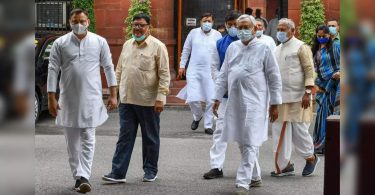 Nitish led the team all parties to PM to push the caste census