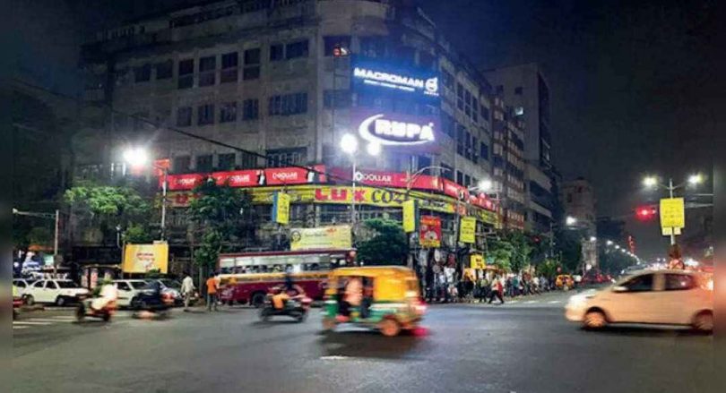 After the mask rebuked, the stalk of youth and women molests in the car