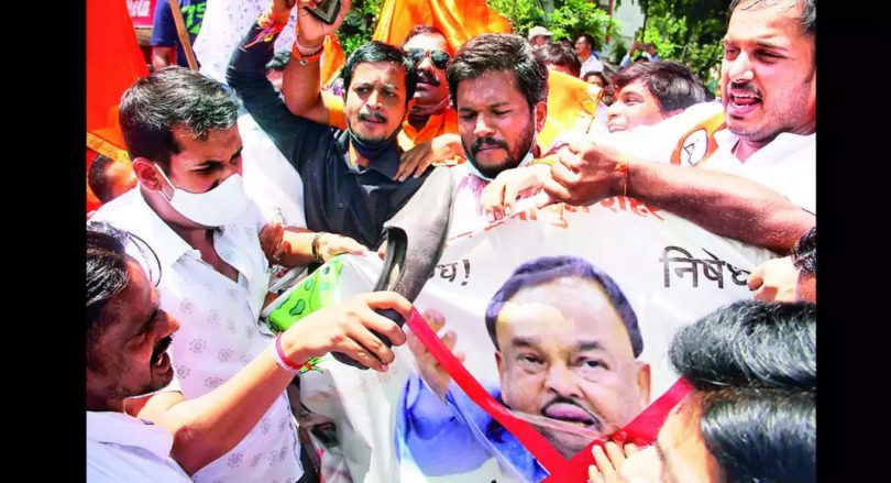 'Slap Uddhav' Crigble Sparks protest in Pune