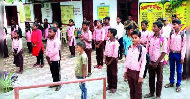 Back to school, students are welcomed with flower petals, chocolate