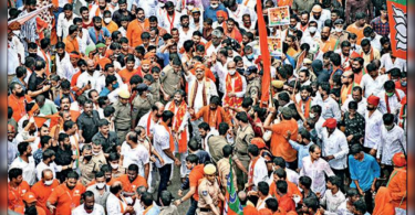 Bandi started Yatra in the middle of a big show, hits at KCR