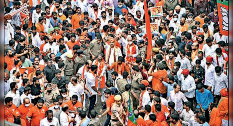 Bandi started Yatra in the middle of a big show, hits at KCR