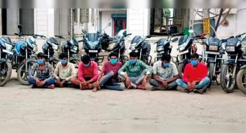 7 motorcycles steal a gang held