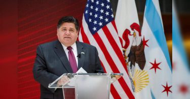 The Illinois governor's mandate wore a mask, vaccination for children's school, staff