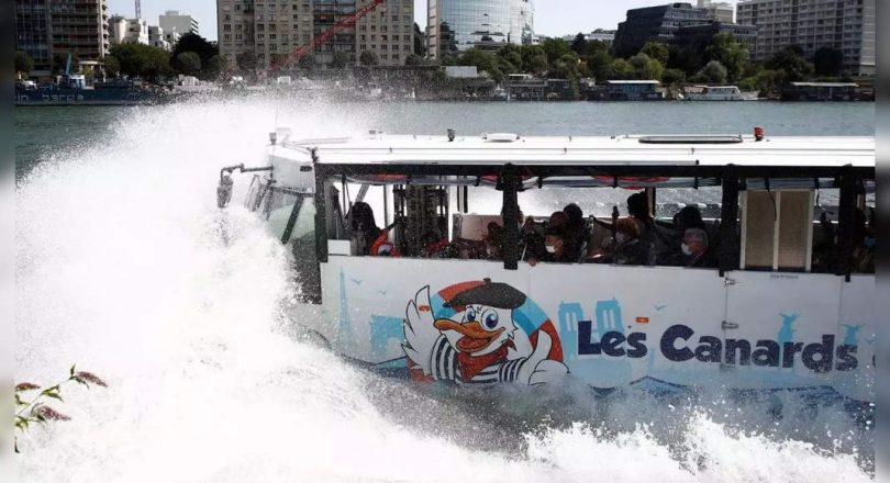 The latest Paris moves tourists to Seine