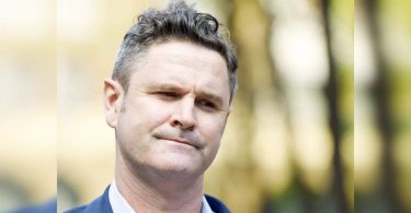Chris Cairns paralyzed after surgery saving lives