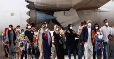 US flights carry 400 evakares to arrive in Spain