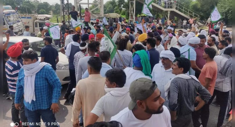 Farmers block the highway in Haryana after lathicharge police
