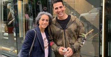 Akshay Kumar snapped with fans in London