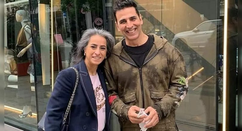 Akshay Kumar snapped with fans in London