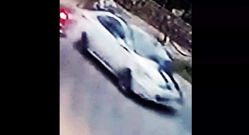 Udaipur Cop CLings on Car Bonnet on a busy road