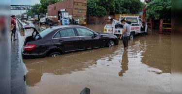 Wade-nesday: Flood Hits the main road, Lanes service