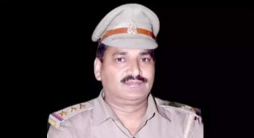 Feted on i-day, up COP took bribes 15 days later, caught
