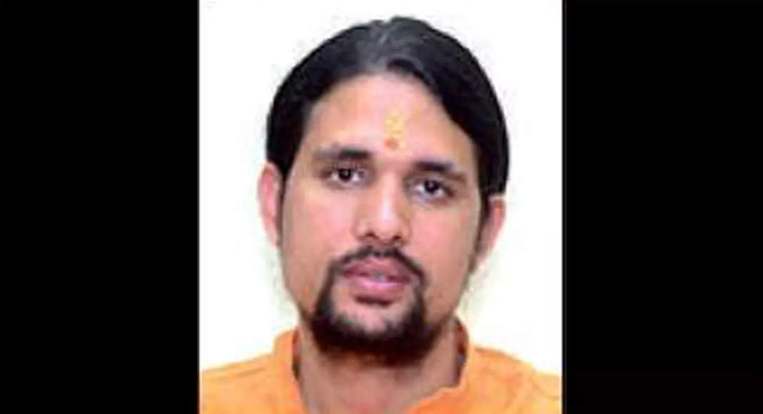 Known for a striking lifestyle, Anand Giri is not alien for lines