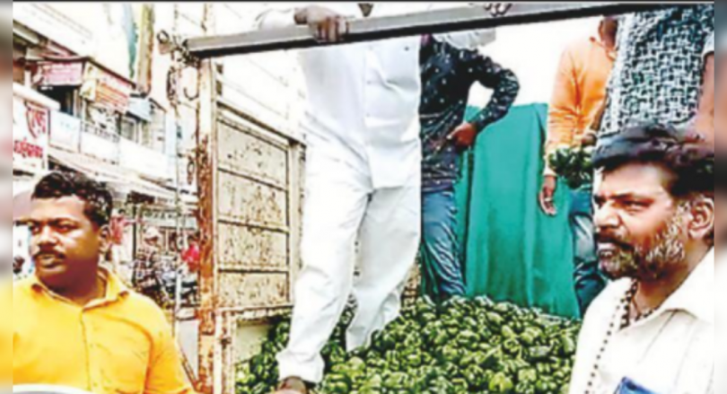 Farmers dump capsicum at Pune-Solapur Highway