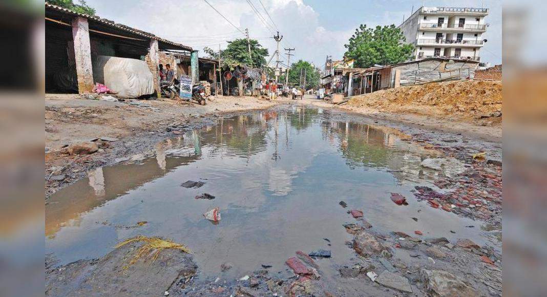 Hole, the damaged road turns into a hotspot for mosquito breeding