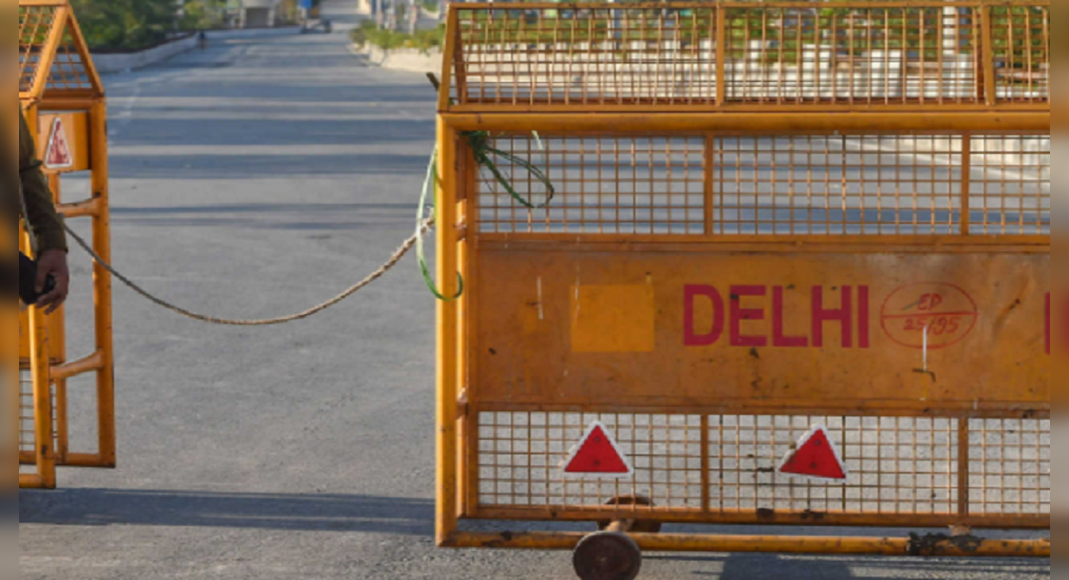 The police began removing barricades on the border of Tikri