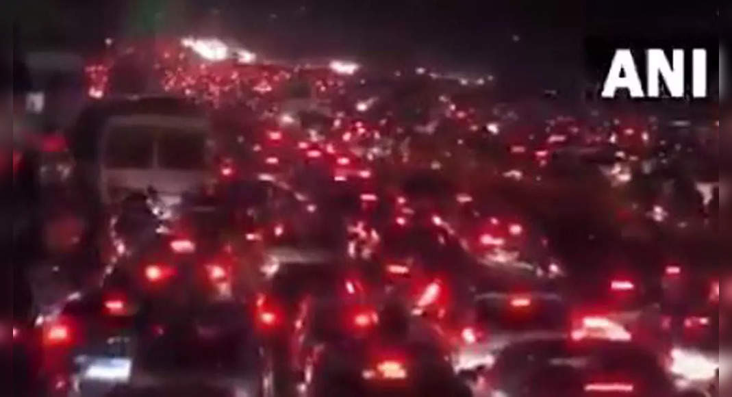 Vehicle damage leads to traffic jams in Delhi-Gurugram Expressway