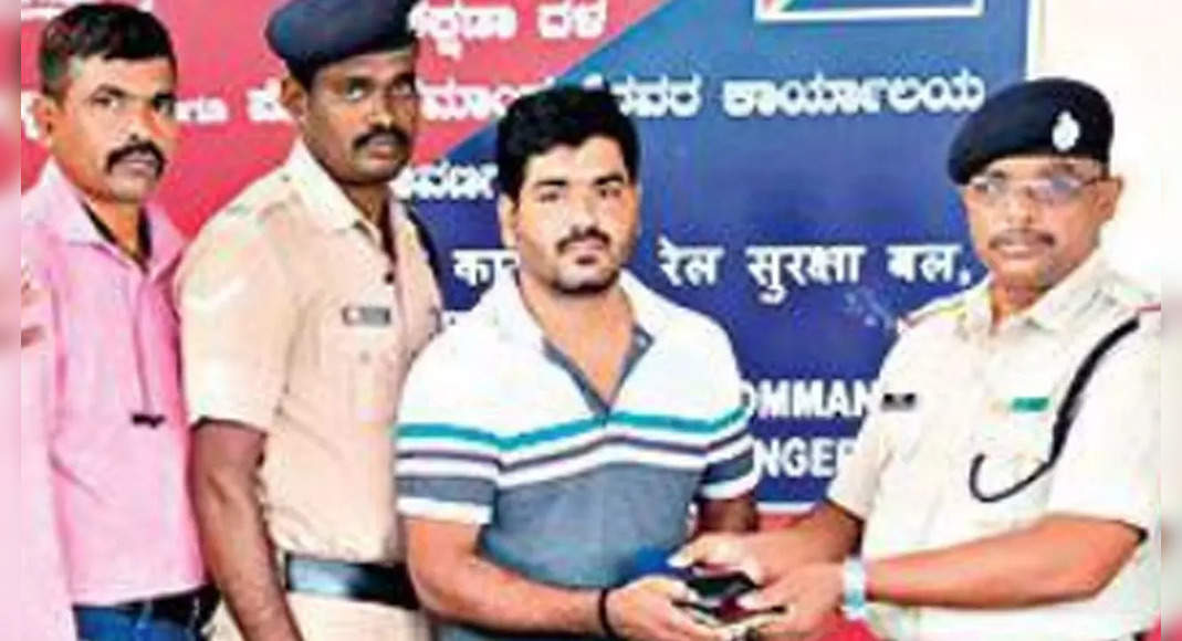 Davanagere RPF returns a bag with 7.3L RS content for the owner