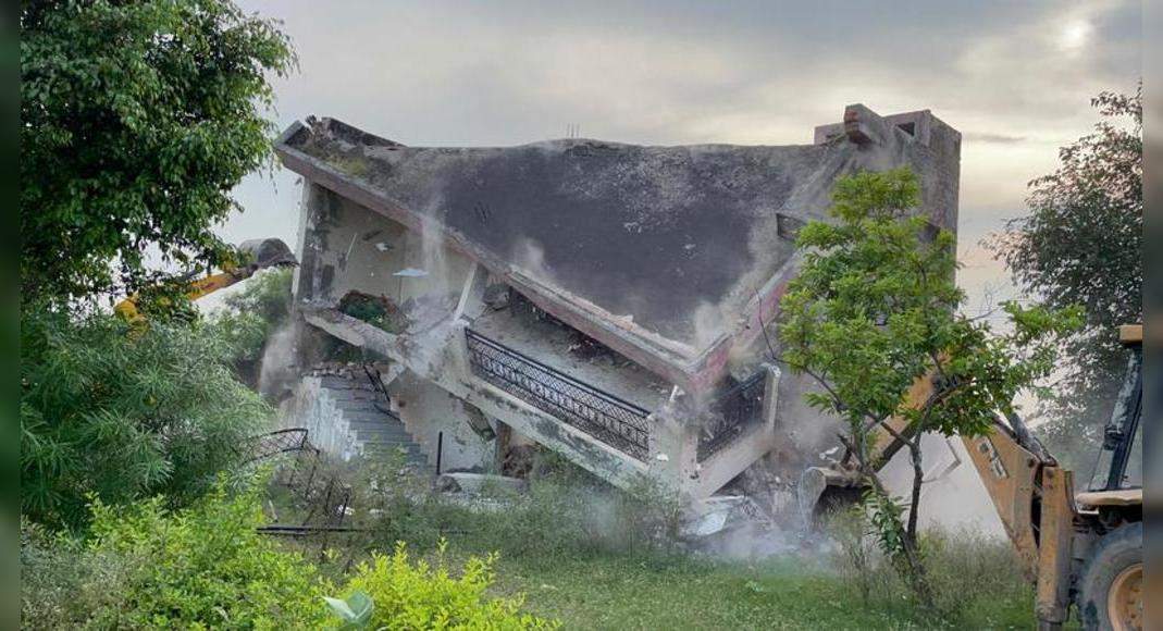 20 razed structures for building link roads to the new sector