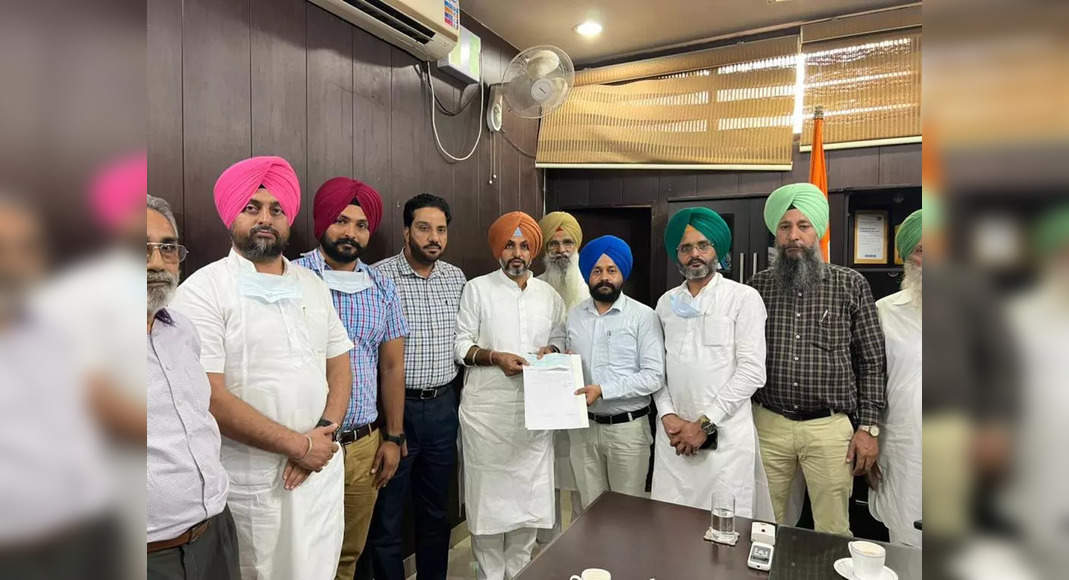 Ludhiana: MLA Lakhvir Singh Lakh gave RS 5-Lakh Check for Kin of Farmer who died during Singhu border protests