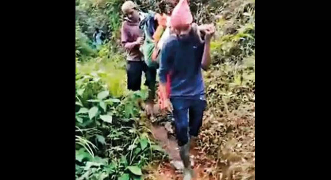 Karnataka: Road is broken, the villagers of Echaluhole bring women who are sick to the shoulders for 4 km