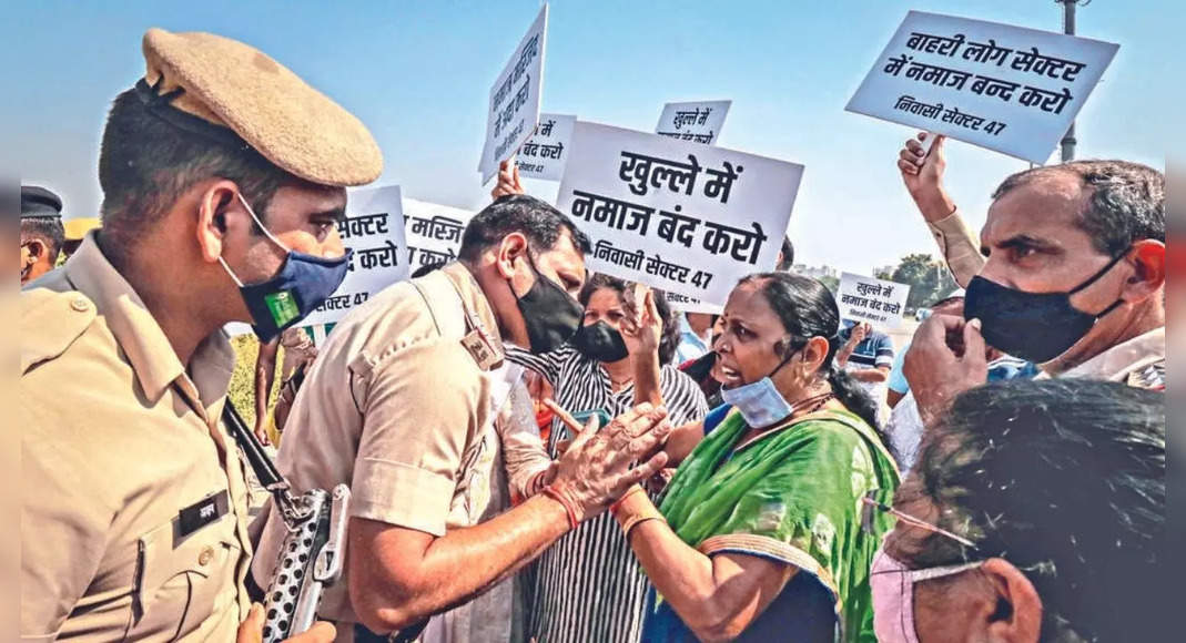 Slogan-slogans, Bhajan again as a group against Namaz at GGM