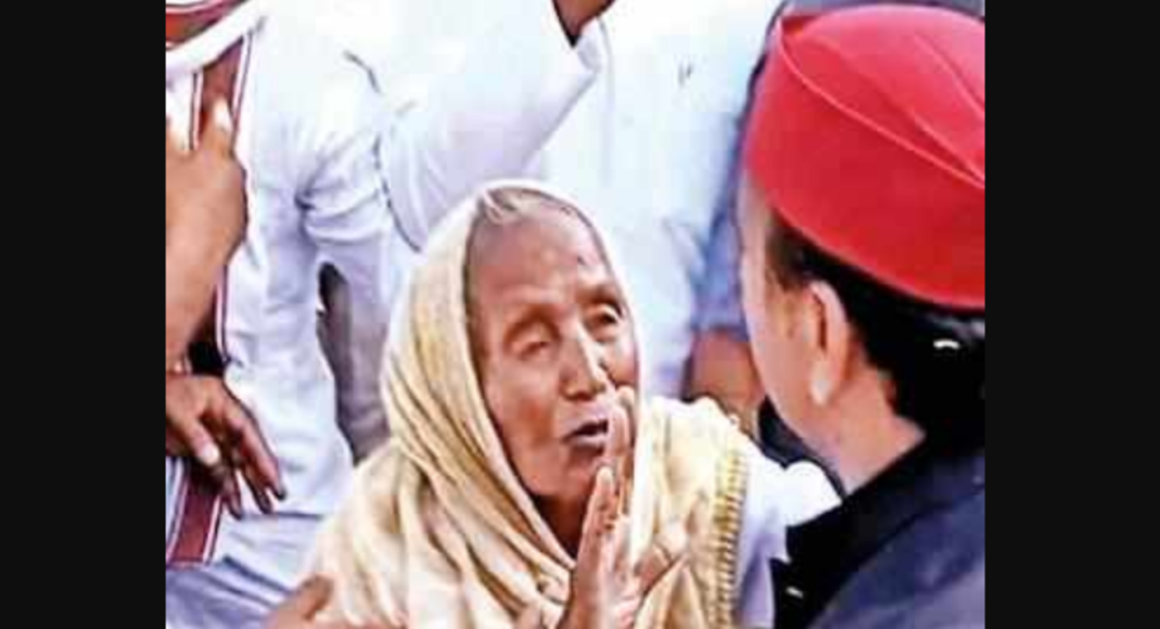 Akhilesh Yadav is looking for a blessing from Mrs. Phooolan Devi