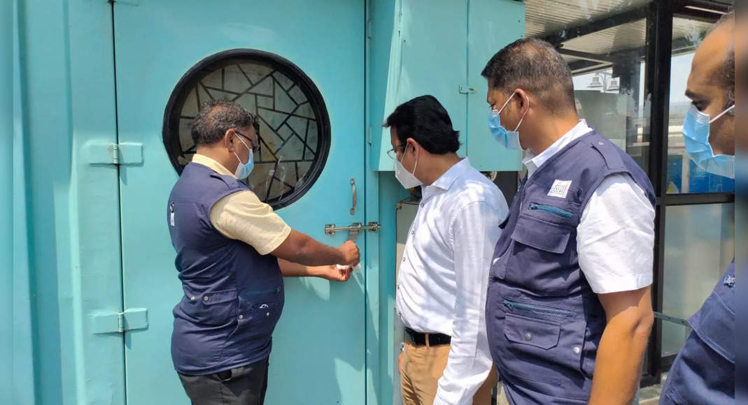 Ice Cream Parlor mix alcohol in dessert