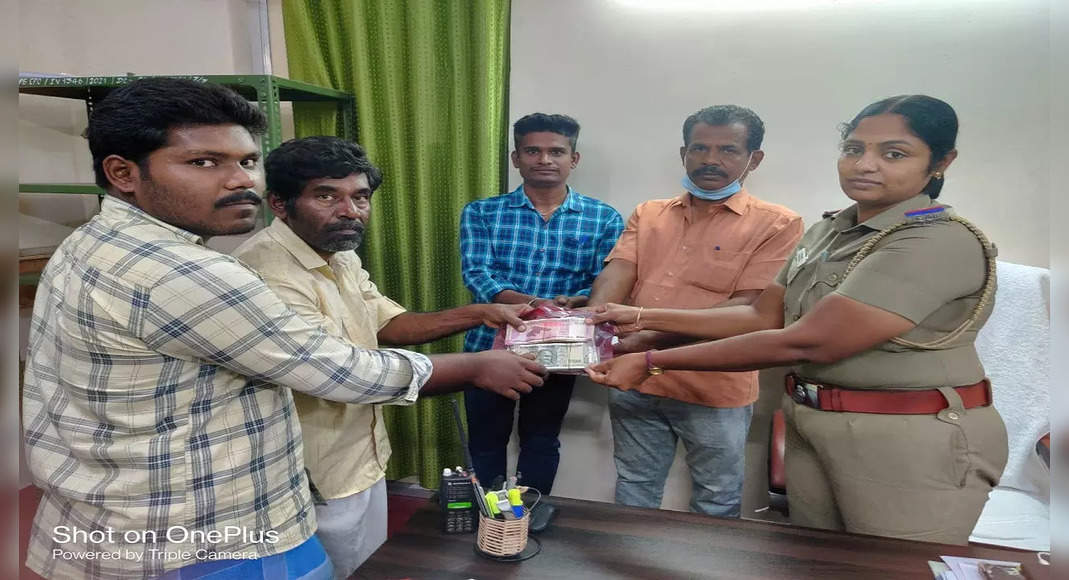 Man Misses Bag with RS 2.9L, immediately return