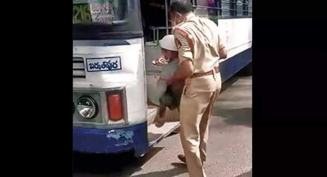 Hyderabad: ASI helps hand win Netizens Hearts